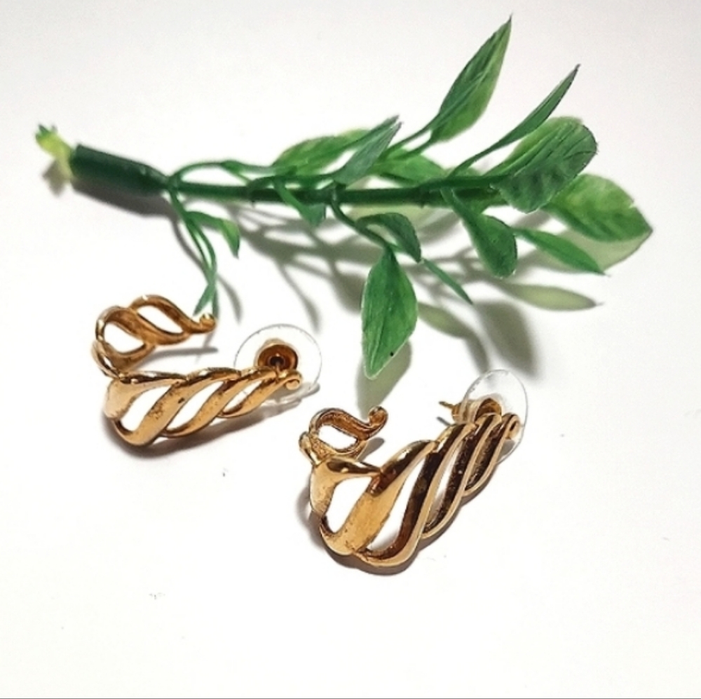 Vintage Earrings Gold Hoop Shape Braid Design